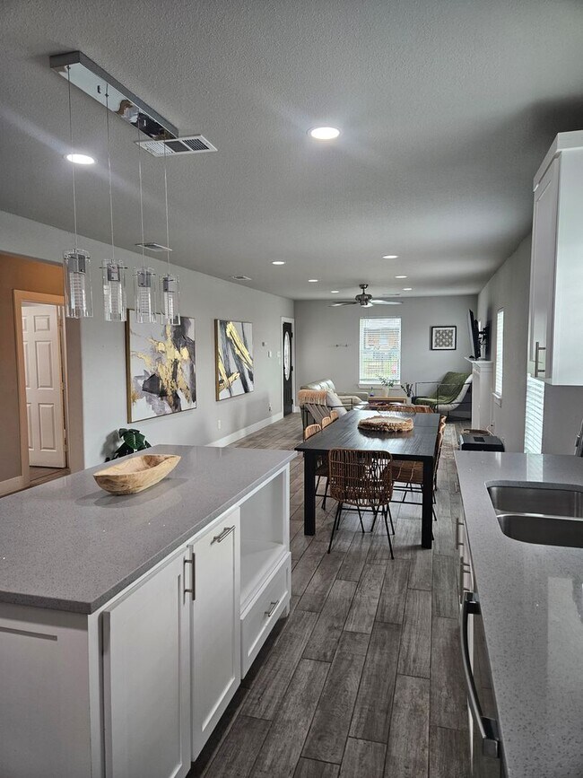 Building Photo - Spacious 3 Bed / 3 Bath Home with Modern Upgrades and Fenced Yard in South Dallas