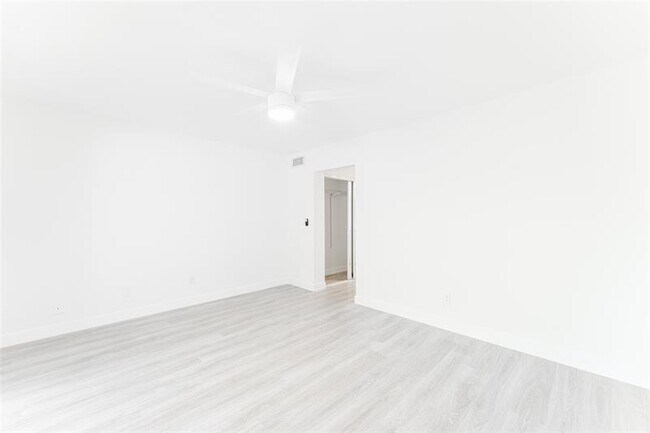 Building Photo - 400 Waterway Dr S