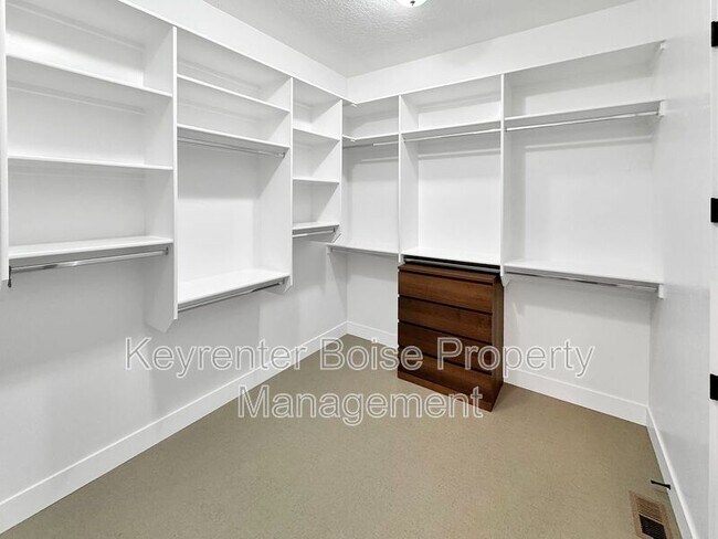 Building Photo - 5298 W Parkridge Dr