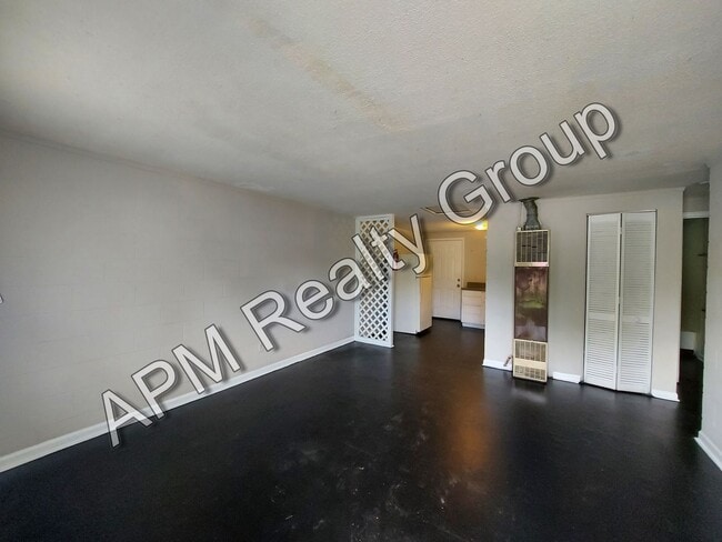 Building Photo - Renovated two bedroom near Harden Street