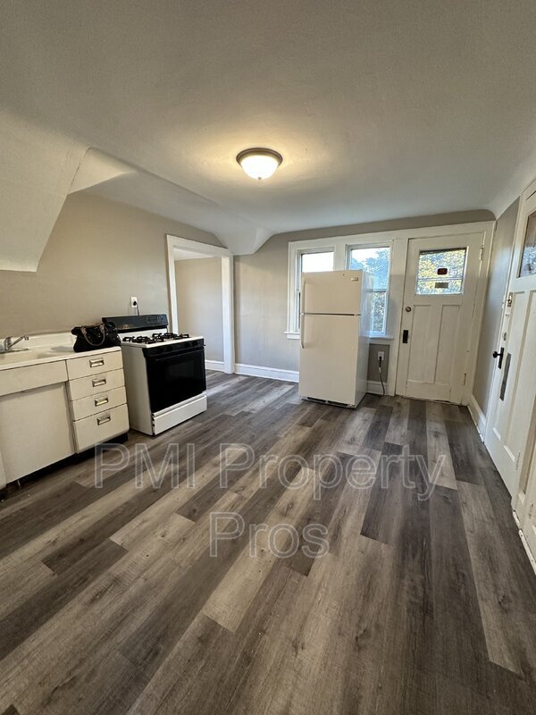Building Photo - 2710 W Melvina St
