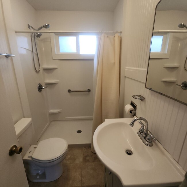 Building Photo - FOR RENT:Cute and Cozy 2 Bedroom, 1 Bath C...