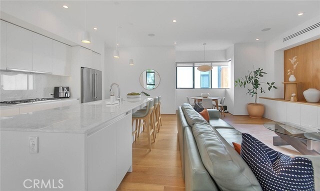 Building Photo - 1825 N Kenmore Ave