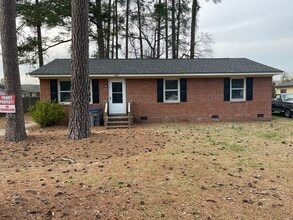 Building Photo - 4 Bedroom Brick House - Vouchers Accepted