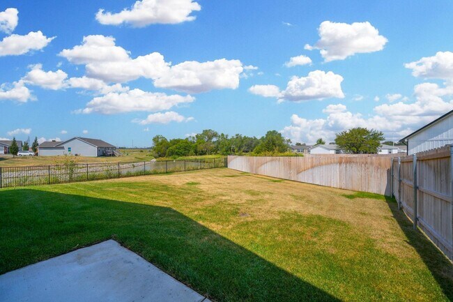 Building Photo - 3 bedroom 2 bath Townhome  - Haysville Sch...