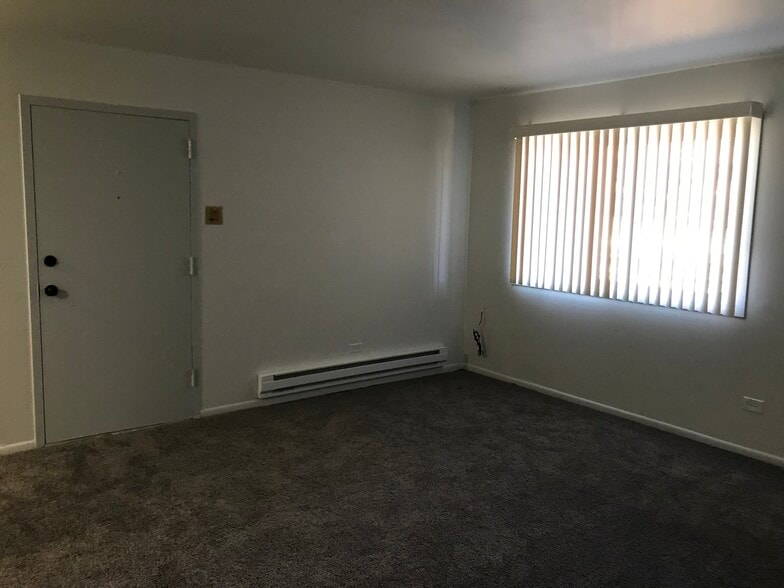 Living Room - 686 Daisy Ln