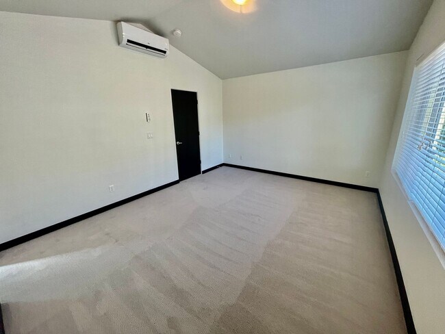 Building Photo - ** HALF MONTH'S FREE RENT **Modern 3bd/2.5...