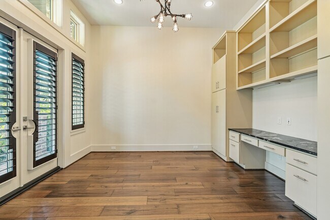 Building Photo - 3610 Oak Forest Dr