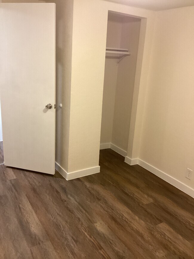 Building Photo - 1102 E 2nd St