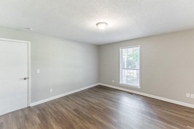 Building Photo - Stylish, Spacious & Updated! Don’t Miss Th...