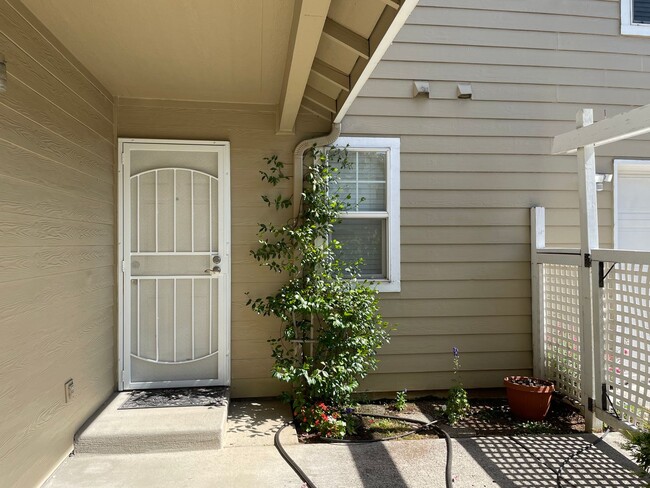 Building Photo - Beautiful and Well Maintained 2 Bed and 2....