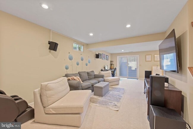 Building Photo - 8104 Creekview Dr