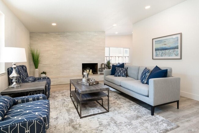 Building Photo - 142 Anita Ct