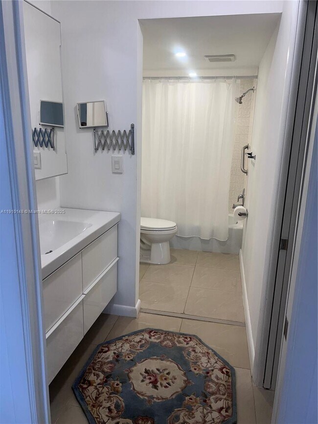 Building Photo - 400 N Riverside Dr