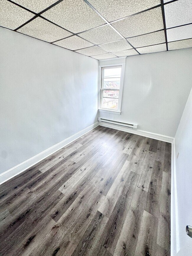 Building Photo - 295 S 14th St