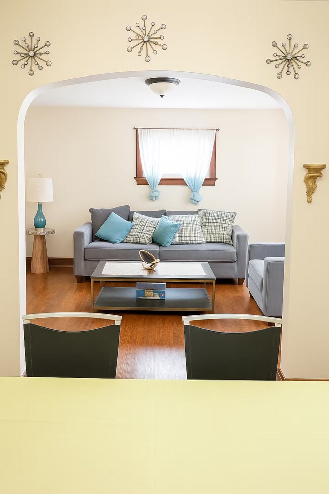 Building Photo - 532 W Ravenwood Ave