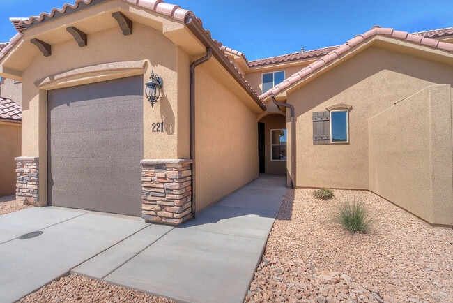 Building Photo - 4 Bedroom End Unit in Sienna Hills! Small Dog Friendly!