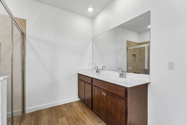 Building Photo - 2770 NE Breezeway Cir