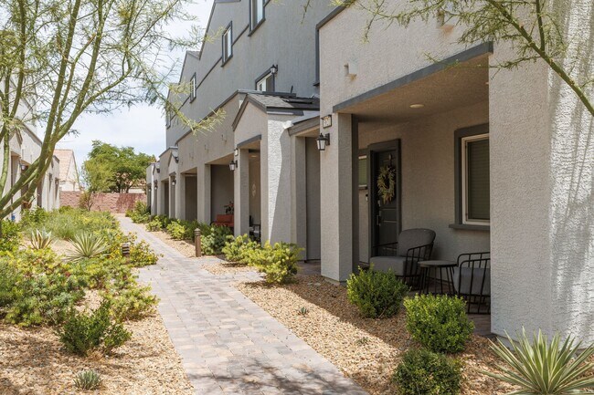 Building Photo - Newer townhome in the NW