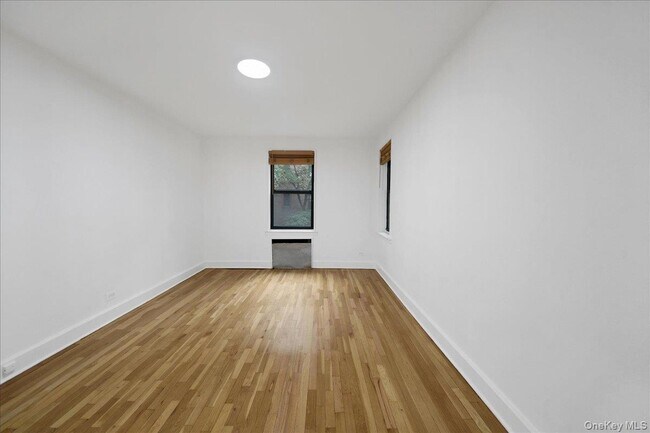 Building Photo - 3840 Greystone Ave