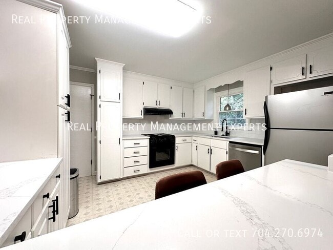 Building Photo - 3311 Tyrone Dr