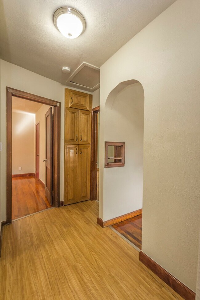 Building Photo - Cozy 2 Bedroom House