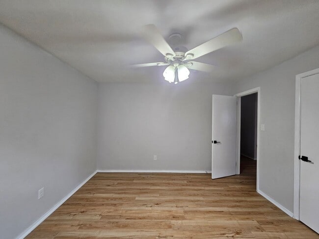 Building Photo - Newly Updated 3 bedroom 1 bath apartment i...
