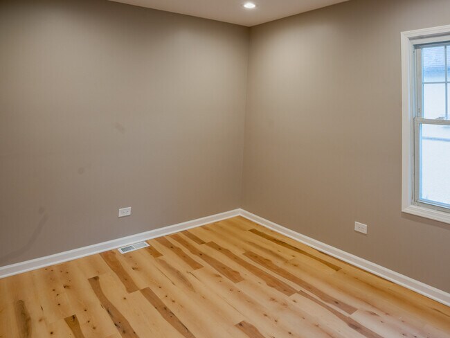 Building Photo - 523 S Monterey Ave