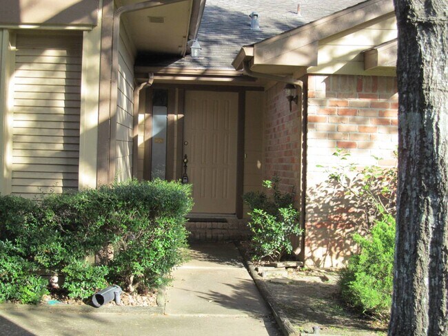 Building Photo - 2118 Hickory Lawn Dr