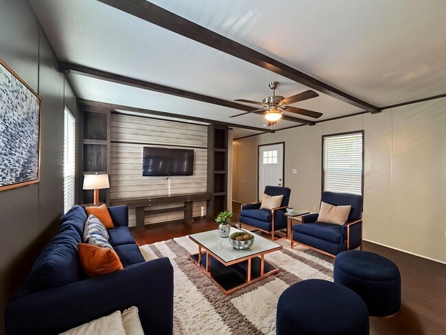 Building Photo - 106 E Semands St