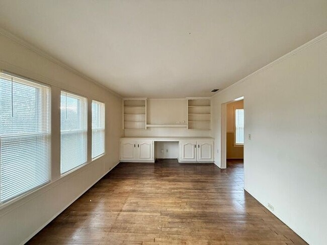 Building Photo - Tour Today! 2 Bedroom, 1 Bath Home
