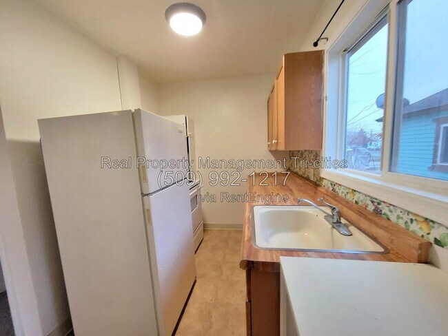Building Photo - 728 W Bonneville St