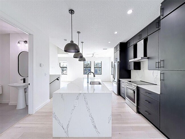 Building Photo - 1302 E Kay St