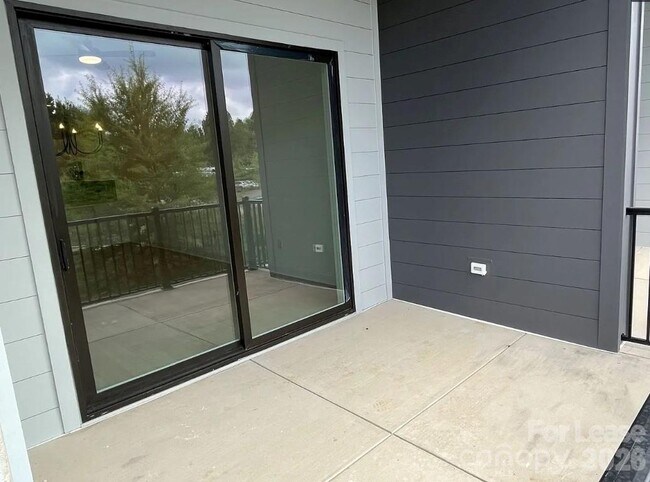 Building Photo - 19546 Greentree Way