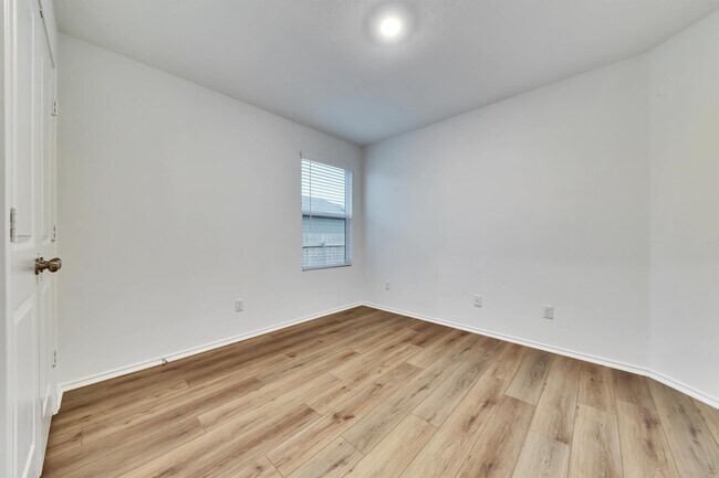 Building Photo - 113 River Rise Rd