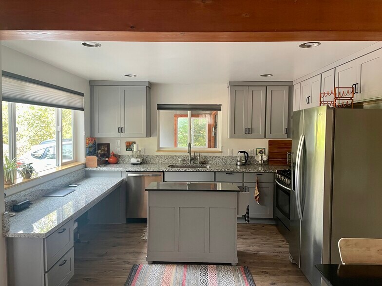 Building Photo - 9305 SW View Point Ter