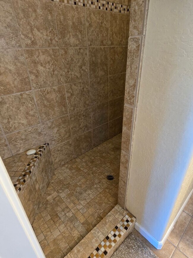 Building Photo - 3 bed 2.5 bath  Home for Rent in Grants Pass