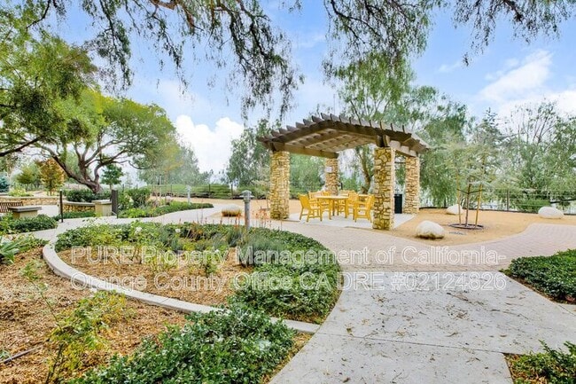 Building Photo - 6 Midtown Dr