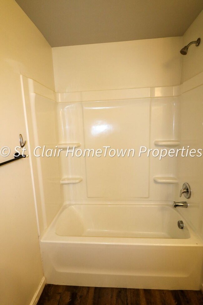 Building Photo - Spacious 4 Bedroom Home in Fox Hollow