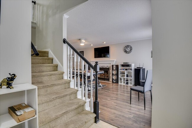 Building Photo - 4 bedroom 2.5 bath home on the water with ...
