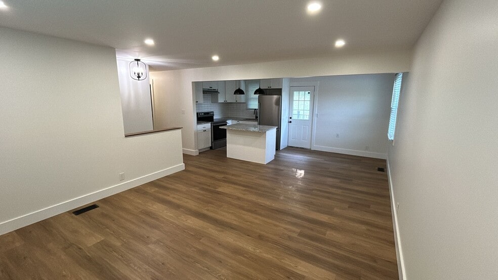 Building Photo - 512 Linda Ln