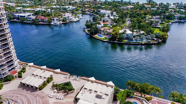 Building Photo - 20191 E Country Club Dr