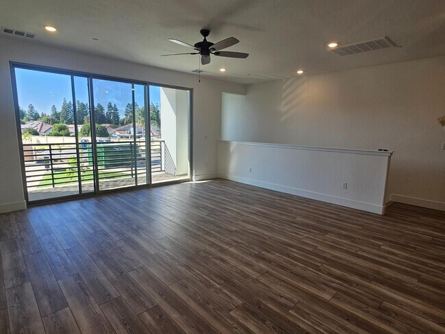 Building Photo - 572 N Adler Ave