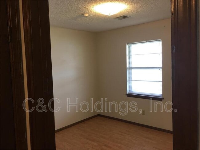 Building Photo - 210 N Ash Ave