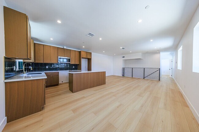 Building Photo - 1259 S Longwood Ave