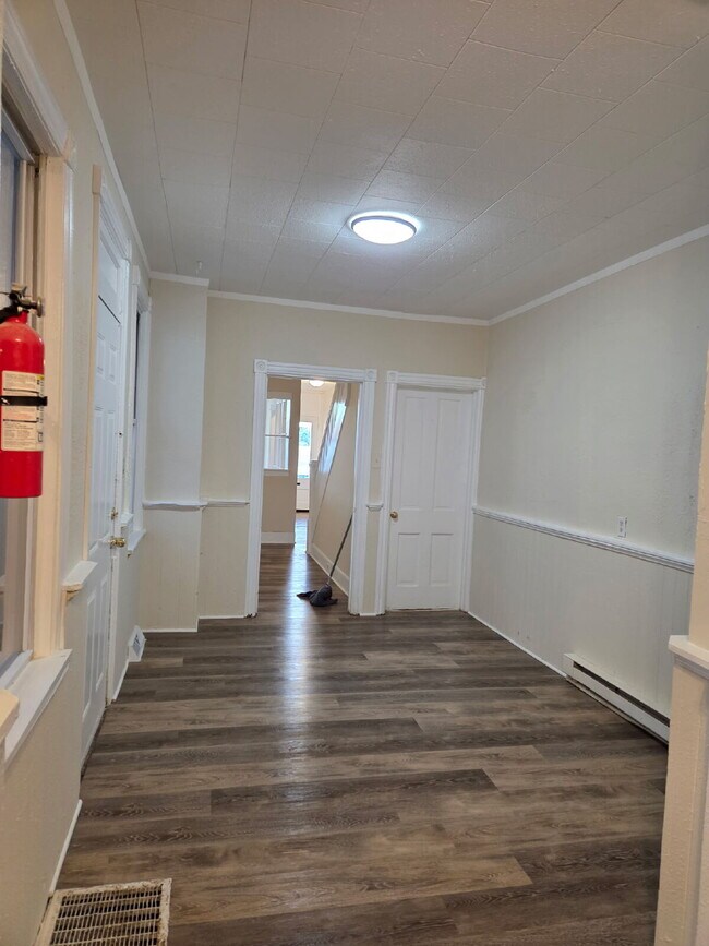 Building Photo - "Charming 3-Bed Sanctuary in Lebanon – Your Cozy Haven Awaits!"