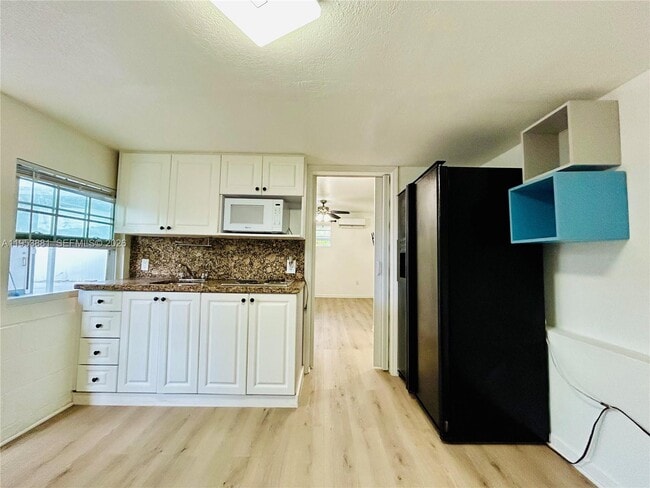 Building Photo - 880 SE 4th Pl