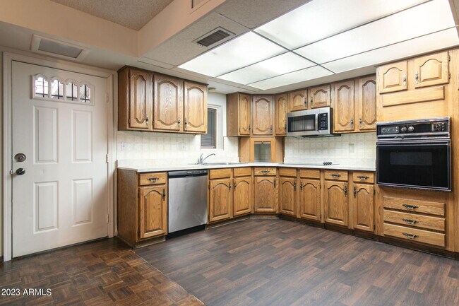 Building Photo - 4662 N 19th Ave