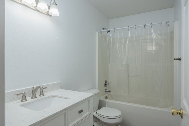 Building Photo - Spacious 5 Bedroom Home on 6 Acres – North Pole, Alaska