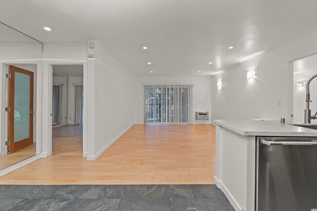 Building Photo - Fully remodeled 2BR/2BA Condo in prime West Hollywood!